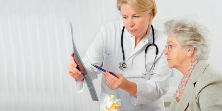 médico prescreve tratamento para dor lombar